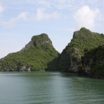 Steinformationen zu Beginn der Halong Bay