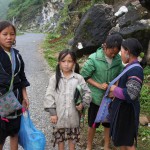 Hmong-Kinder auf dem Weg ins nächste Dorf